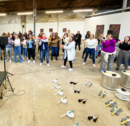 Atelier de cohésion d'équipe avec percussions brésiliennes à Montrouge