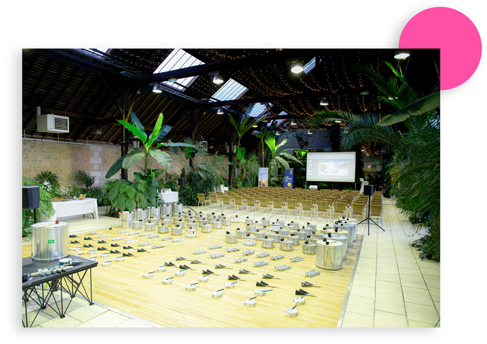 Instruments disposés pour un team Building Batucada