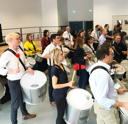 Team building batucada DREET Bretagne avec 140 participants au Cercle Paul Bert à Rennes