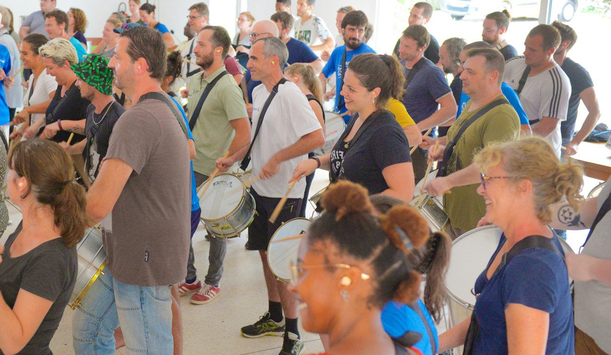 Participants enthousiastes lors d'un team building musical batucada en Bretagne