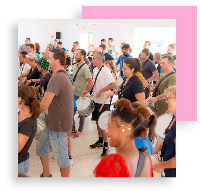 Participants en salle au Team Building Batucada
